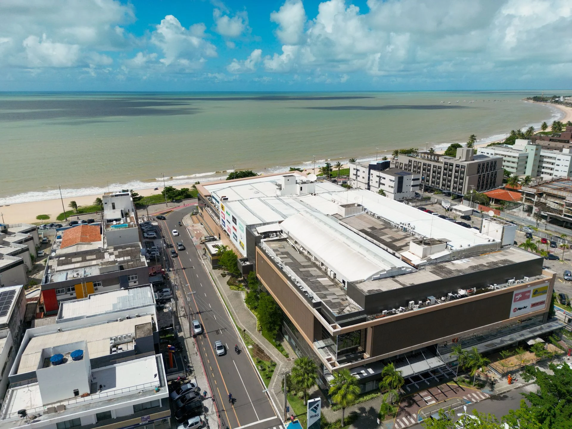 Vista aérea do Mag Shopping na orla de Manaíra